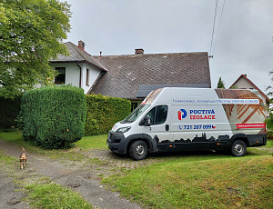 Zateplení stropu rodinného domu pomocí foukané izolace